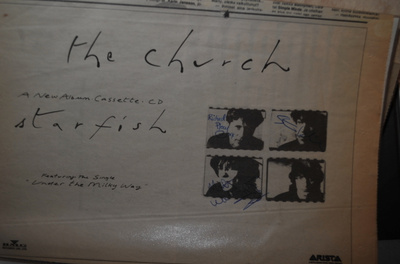 The Church (3 jäsentä) nimikirjoitukset lehtikuvassa