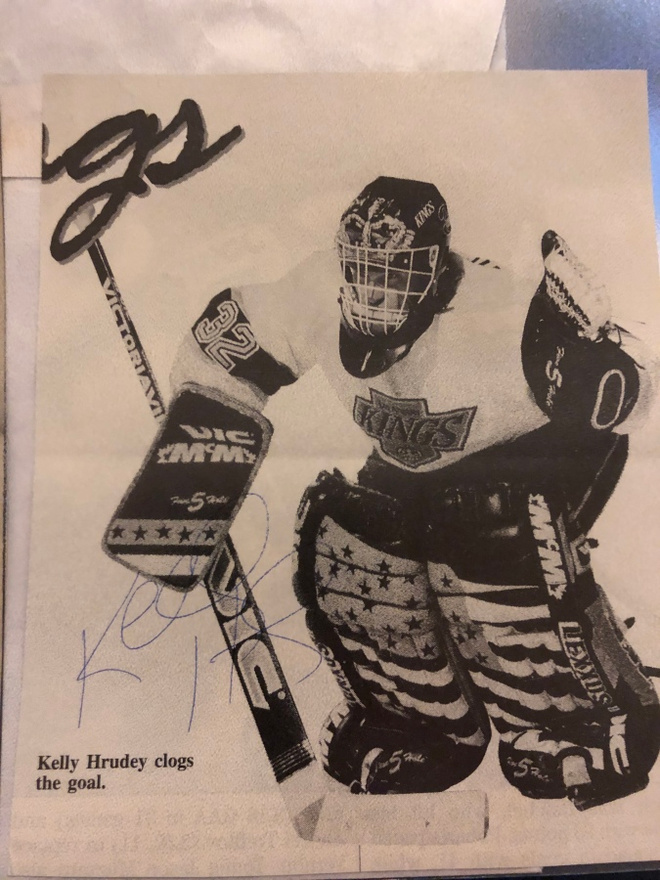 Kelly Hrudey nimikirjoitus lehtikuvassa