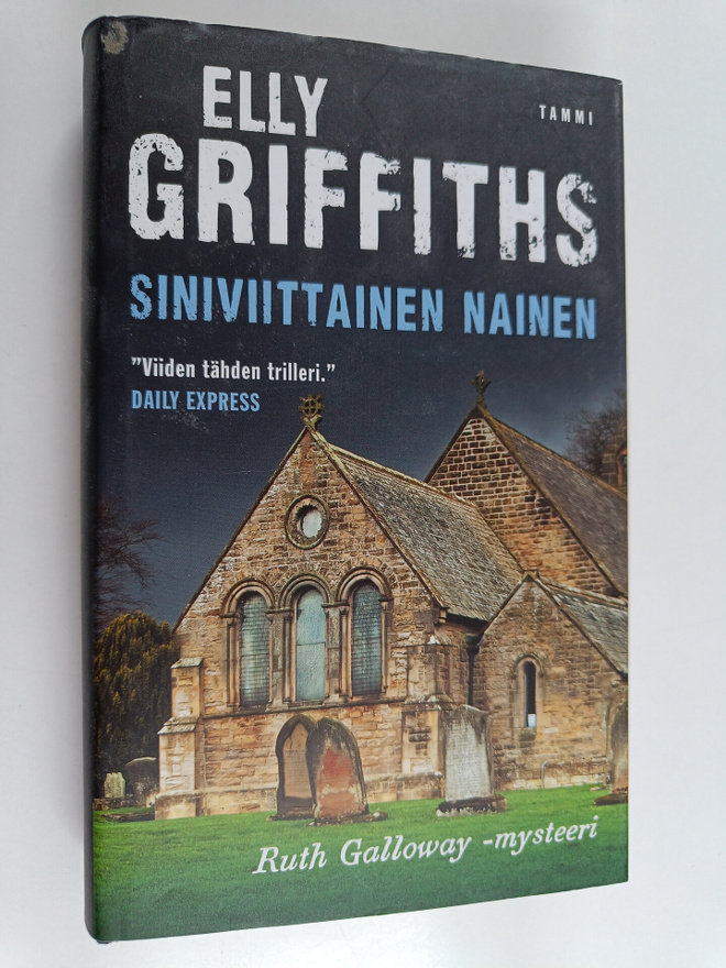 Elly Griffiths : Siniviittainen nainen