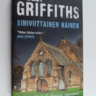 Elly Griffiths : Siniviittainen nainen - pikkukuva 1