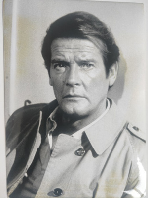 Pressikuva: Pahan kasvot (Roger Moore)