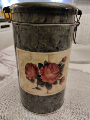 Metalli purkki ruusu
