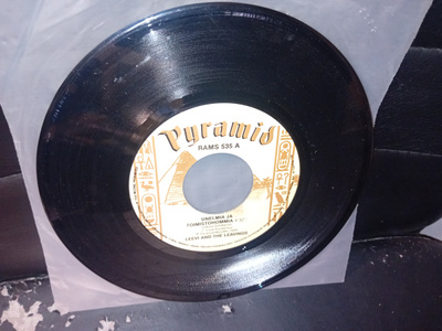 7"single Leevi and the Leavings : Unelmia ja toimistohommia