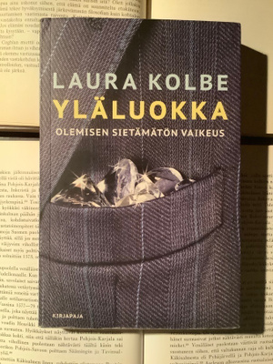 Laura Kolbe - Yläluokka: olemisen sietämätön vaikeus (nid.)