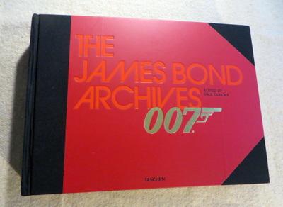 JAMES BOND ARCHIVES - 2012 XL isokokoinen - English