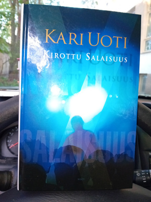 Kari Uoti : KIROTTU SALAISUUS ( SIS POSTIKULU )