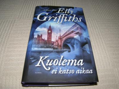 Elly Griffiths Kuolema ei katso aikaa -sid