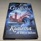 Elly Griffiths Kuolema ei katso aikaa  -sid - pikkukuva 1