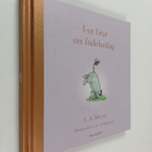 A. A. Milne : I-or firar sin födelsedag - pikkukuva 1