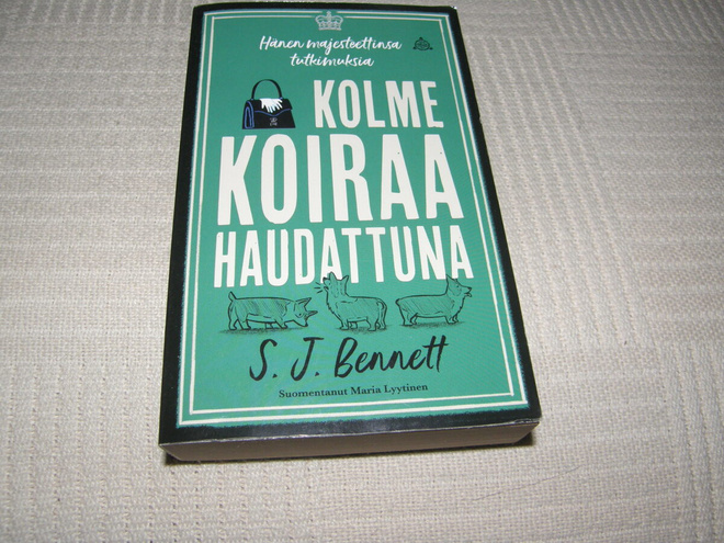 S. J. Bennett Kolme koiraa haudattuna  -pok