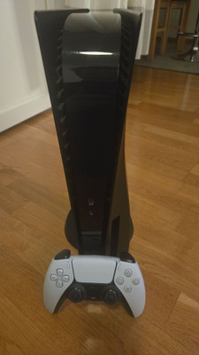 Musta PS5 levyasemalla + 1TB ekstramuisti