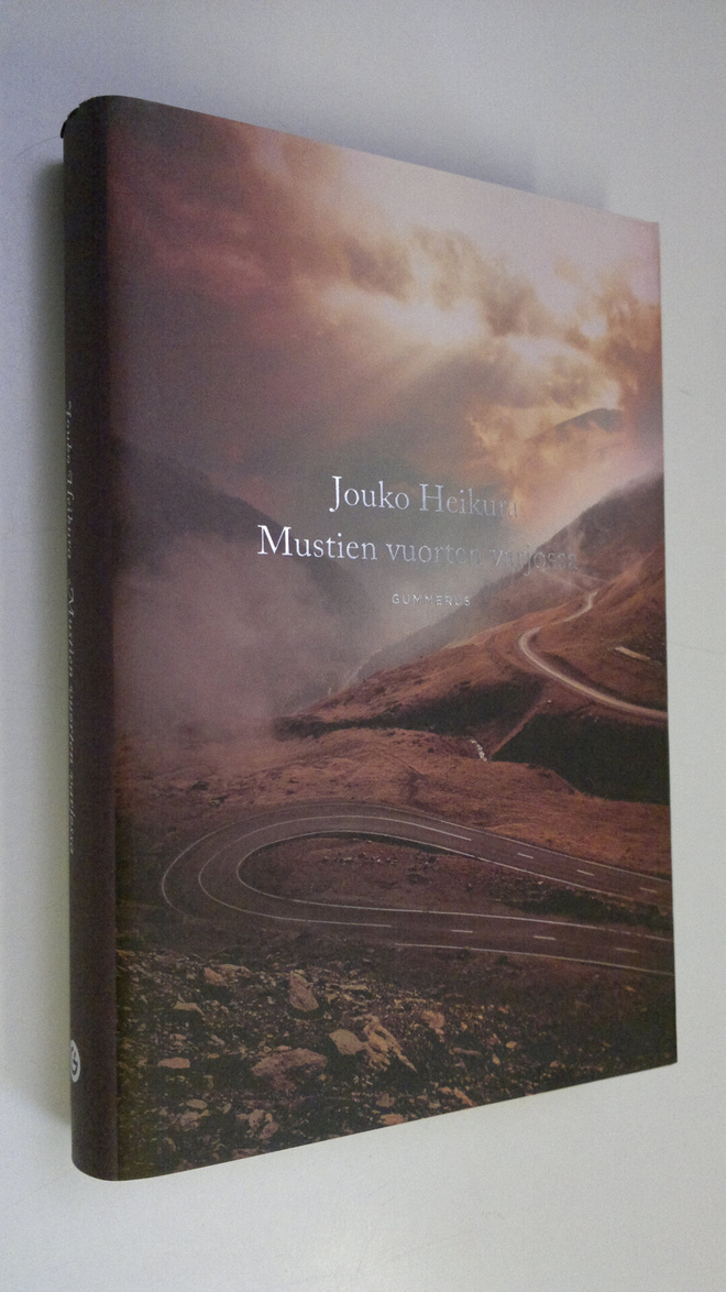 Jouko Heikura : Mustien vuorten varjossa