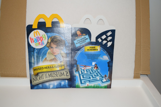 Mcdonalds's Happy meal laatikko yö museossa 2