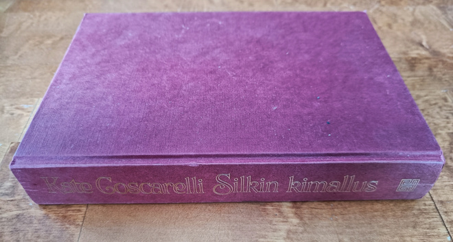 Kate Coscarelli: Silkin Kimallus