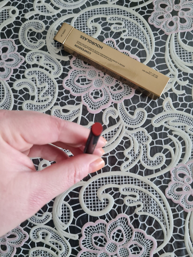 Hourglass huulipuna Confesions Lipstick