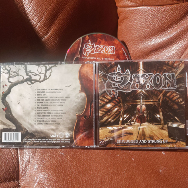 SAXON -unplugged and strung up CD.