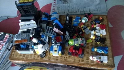 lego figuureita ja moottoripyöriä ym kulkuneuvoja..ym
