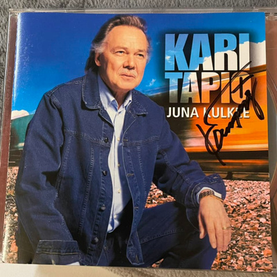 Kari Tapio - Juna kulkee cd-levy nimikirjoituksella