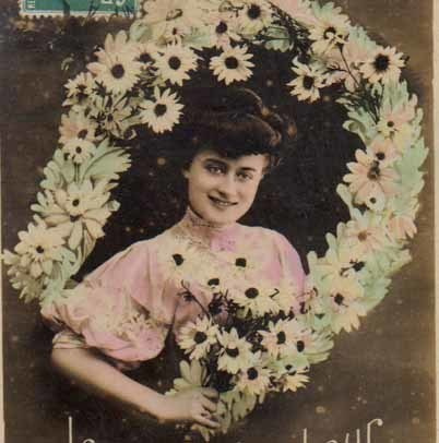 NAINEN / Kaunis tumma tyttö ja päivänkakkaroita. 1900-l.