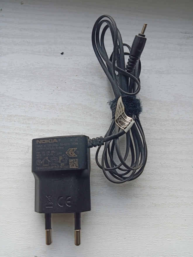 Nokia AC-5E vanha laturi, pieni 2mm plug.
