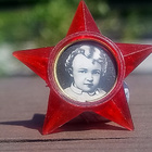 Huonompikuntoinen pinssi V.I. Lenin nuorena. - pikkukuva 3