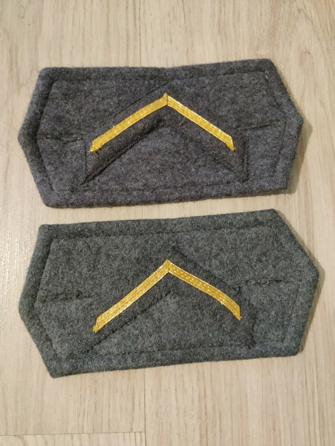 Sarkamanttelin hihamerkki: korpraali