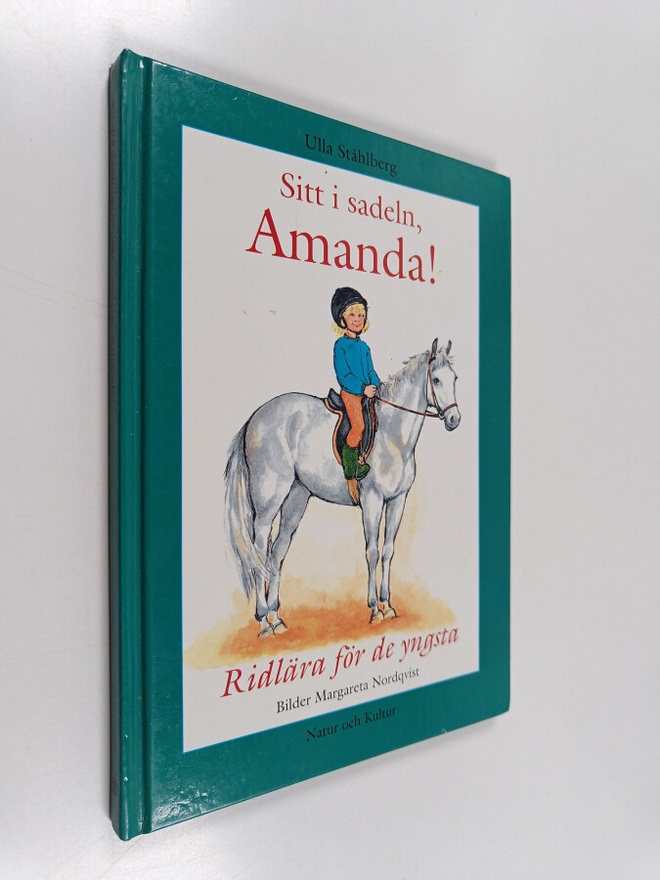 Ulla Ståhlberg : Sitt i sadeln, Amanda! : ridlära för de ...