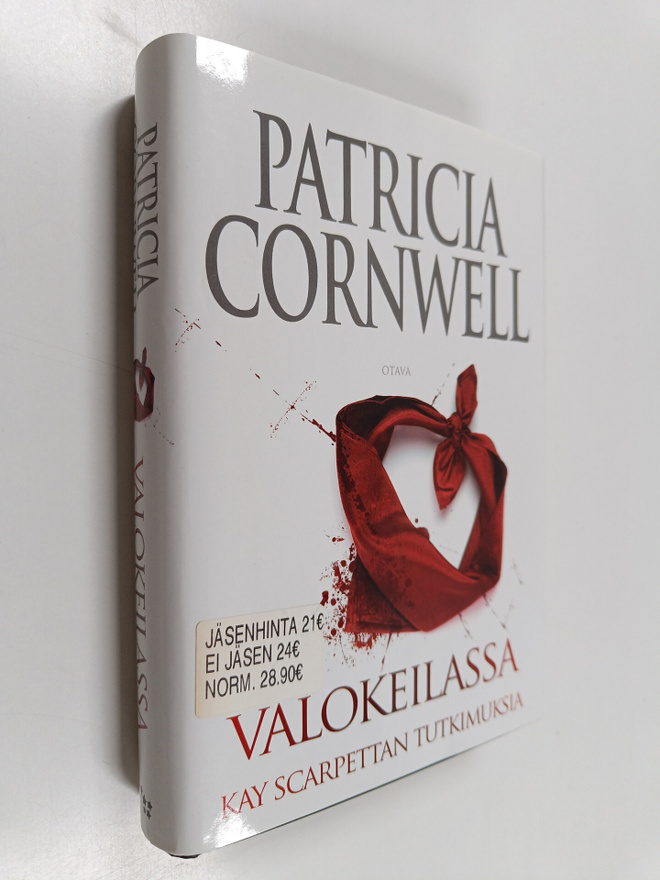 Patricia Cornwell : Valokeilassa
