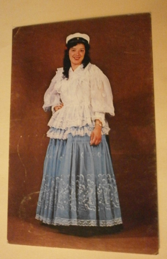 Romani ylioppilasleidi hameissa, väripk, p. 1984