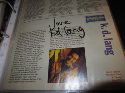 k.d. lang nimikirjoitus Route 89 -lehtisessä