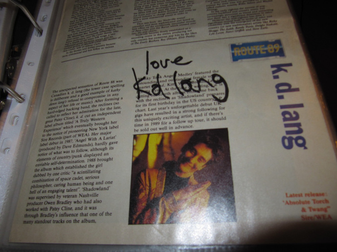 k.d. lang nimikirjoitus Route 89 -lehtisessä