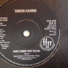 SIMON HARRIS :: HERE COMES THAT SOUND :: VINYYLI  7"    1988 - pikkukuva 3