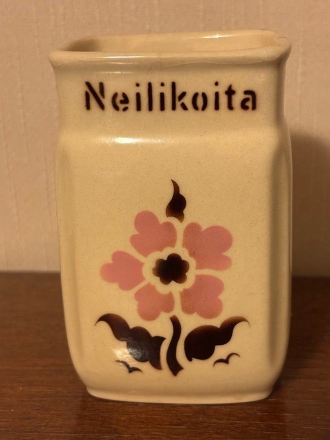 Arabia  maustepurkki: Neilikoita