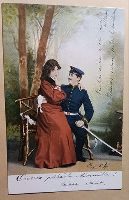 Mietteliäs leidi upseerin sylissä puistossa, p. 1904