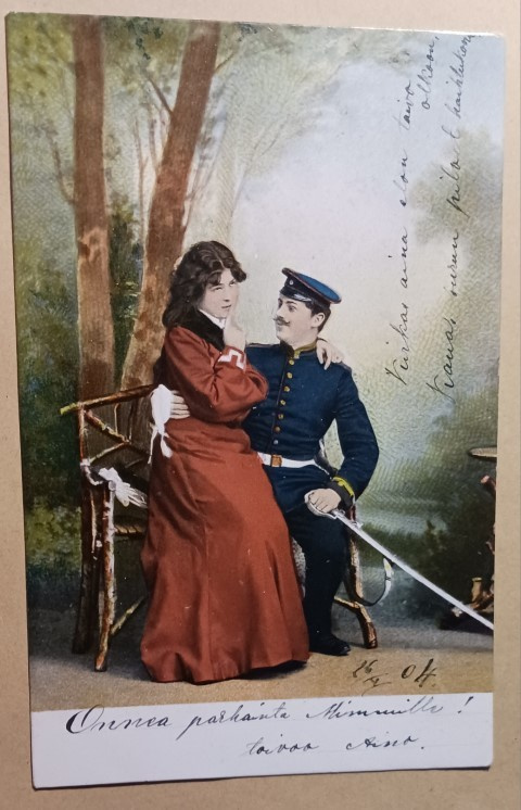 Mietteliäs leidi upseerin sylissä puistossa, p. 1904