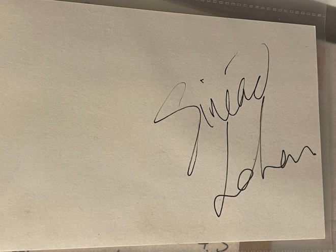 Sinéad Lohan nimikirjoitus pahvikortissa