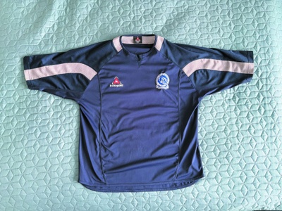 Queens Park Rangersin treenipaita sponsorimainoksilla