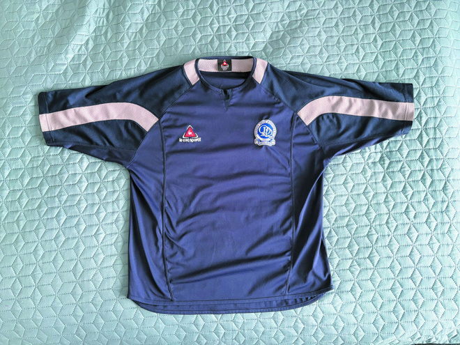 Queens Park Rangersin treenipaita sponsorimainoksilla