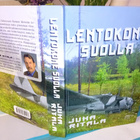 Juha Ritala : Lentokone suolla ( SIGNED ) SIS POSTIKULU - pikkukuva 1