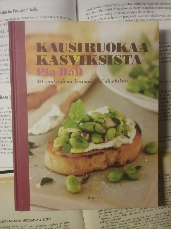 Pia Hall - Kausiruokaa kasviksista (sid.)