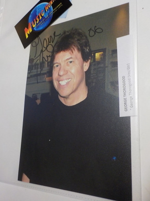 GEORGE THOROGOOD NIMIKIRJOITUS VALOKUVASSA