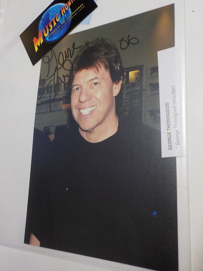 GEORGE THOROGOOD NIMIKIRJOITUS VALOKUVASSA
