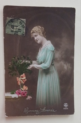 Nuori leidi asettelee kukkia, Uuden Vuoden pk,, k. 1917