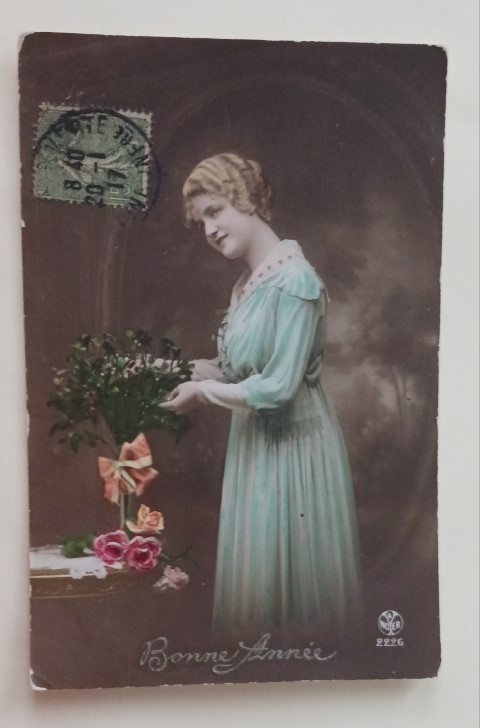 Nuori leidi asettelee kukkia, Uuden Vuoden pk,, k. 1917