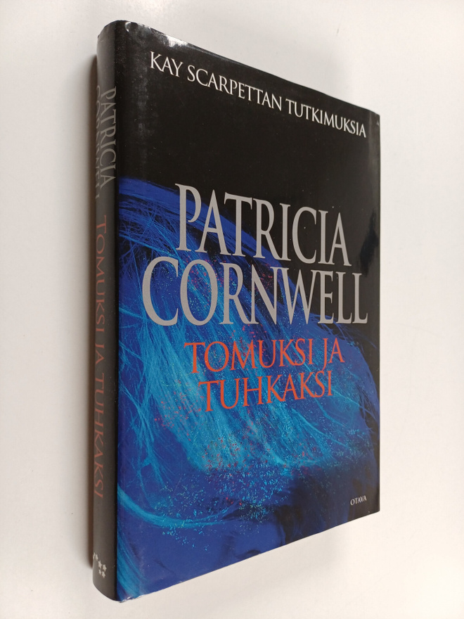 Patricia Cornwell : Tomuksi ja tuhkaksi