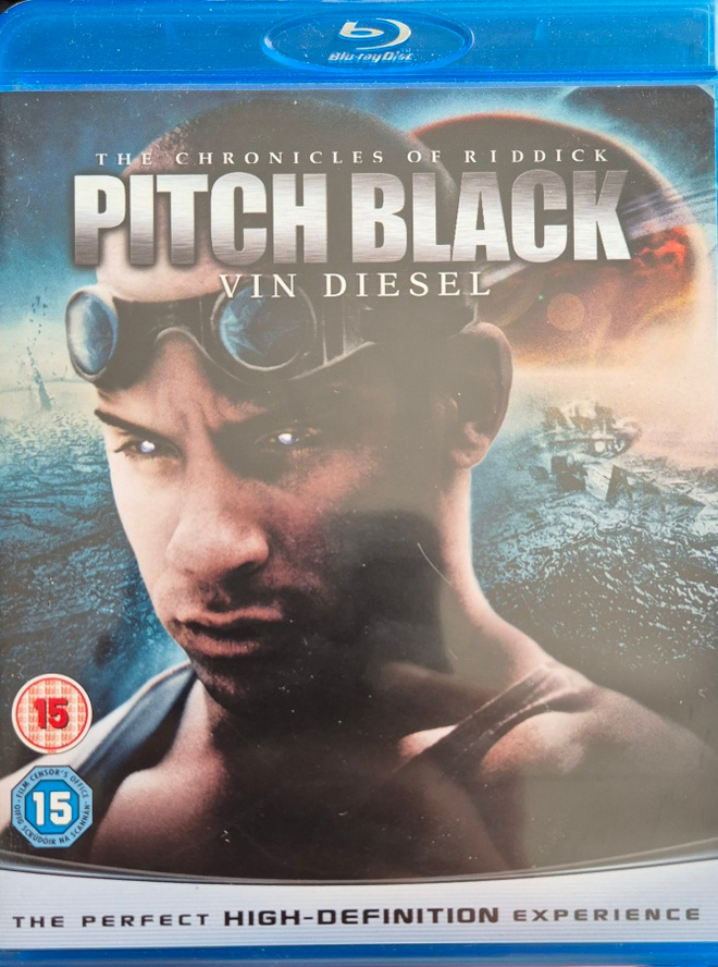 Pimeä Uhka / Pitch Black - Blu-ray