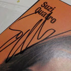 SUZI QUATRO NIMIKIRJOITUS LEHTIKUVASSA - pikkukuva 2