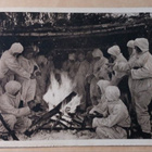 Lumipukuinen partio nuotiolla, TK-kuva, Kenttäpostia 1942 - pikkukuva 1