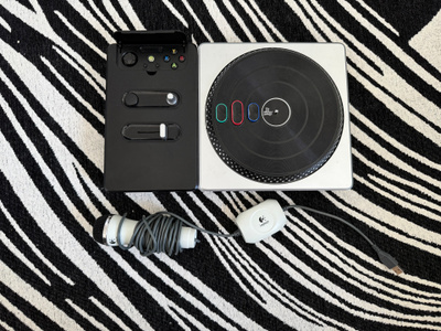 DJ Hero Xbox360 ohjain ja Logitech mikrofoni