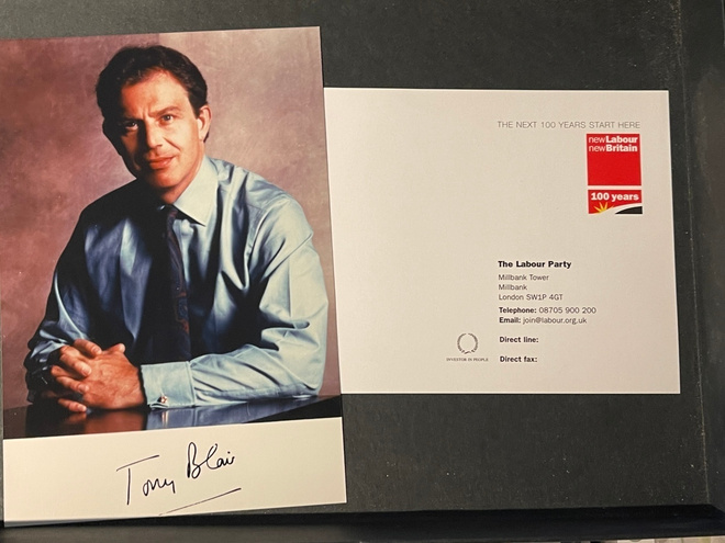 Tony Blair painettu nimikirjoitus promokuvassa